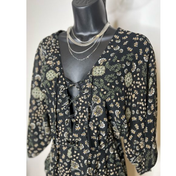 Don’t Ask Why Womens Low Cut & Loose Fitting Floral Romper Size 4 Black - Picture 2 of 4